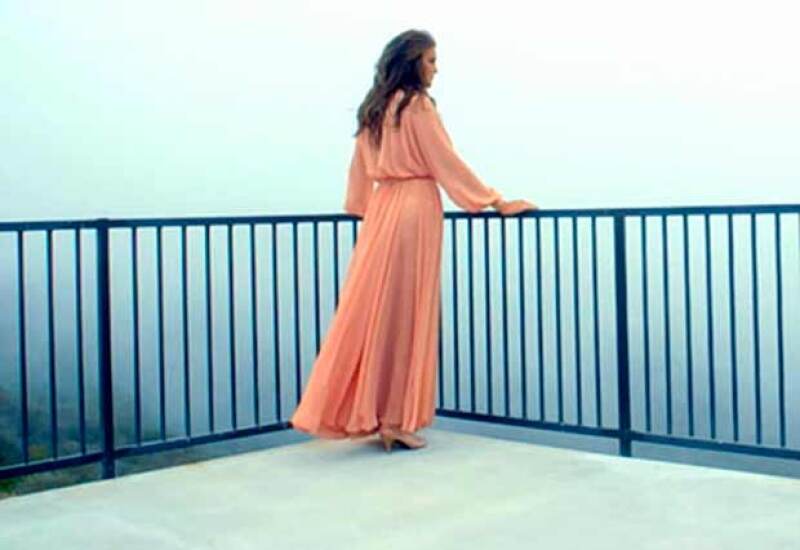 En el avance Caitlyn luce muy femenina con vaporoso vestido color durazno.