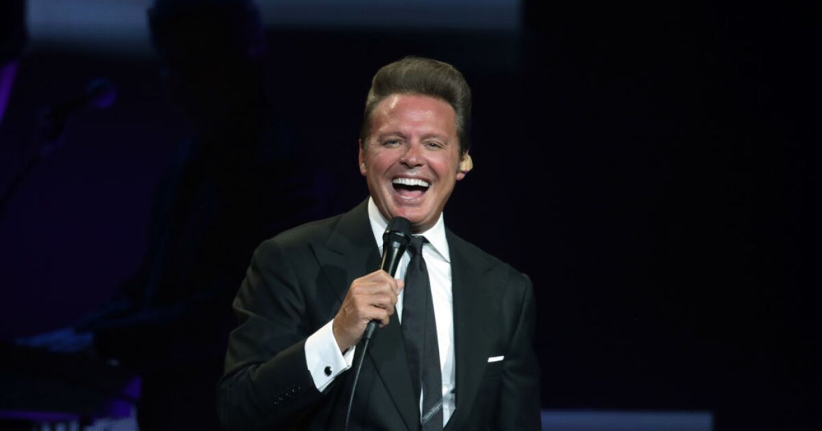 Luis Miguel reaparece junto a su novia y estrenando nuevo look