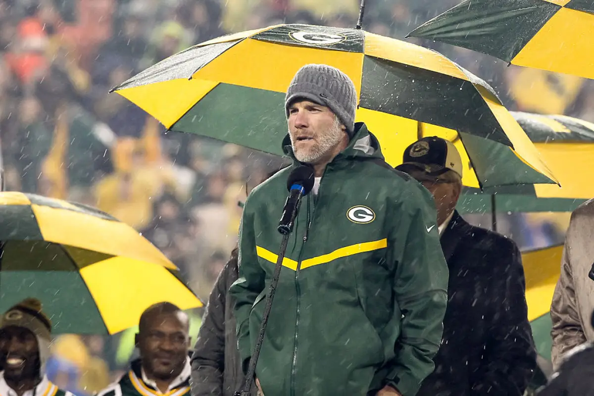 Foto de Brett Favre, vestido con el uniforme de los Packers, durante una ceremonia a la que fue invitado en 2015 antes de un partido de Green Bay.