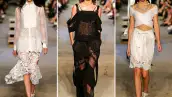 Un tumulto de celebridades en front row, piezas delicadas de encaje y seda, además de imponentes máscaras protagonizaron el desfile de la firma parisina en el Pier 26 de Nueva York.