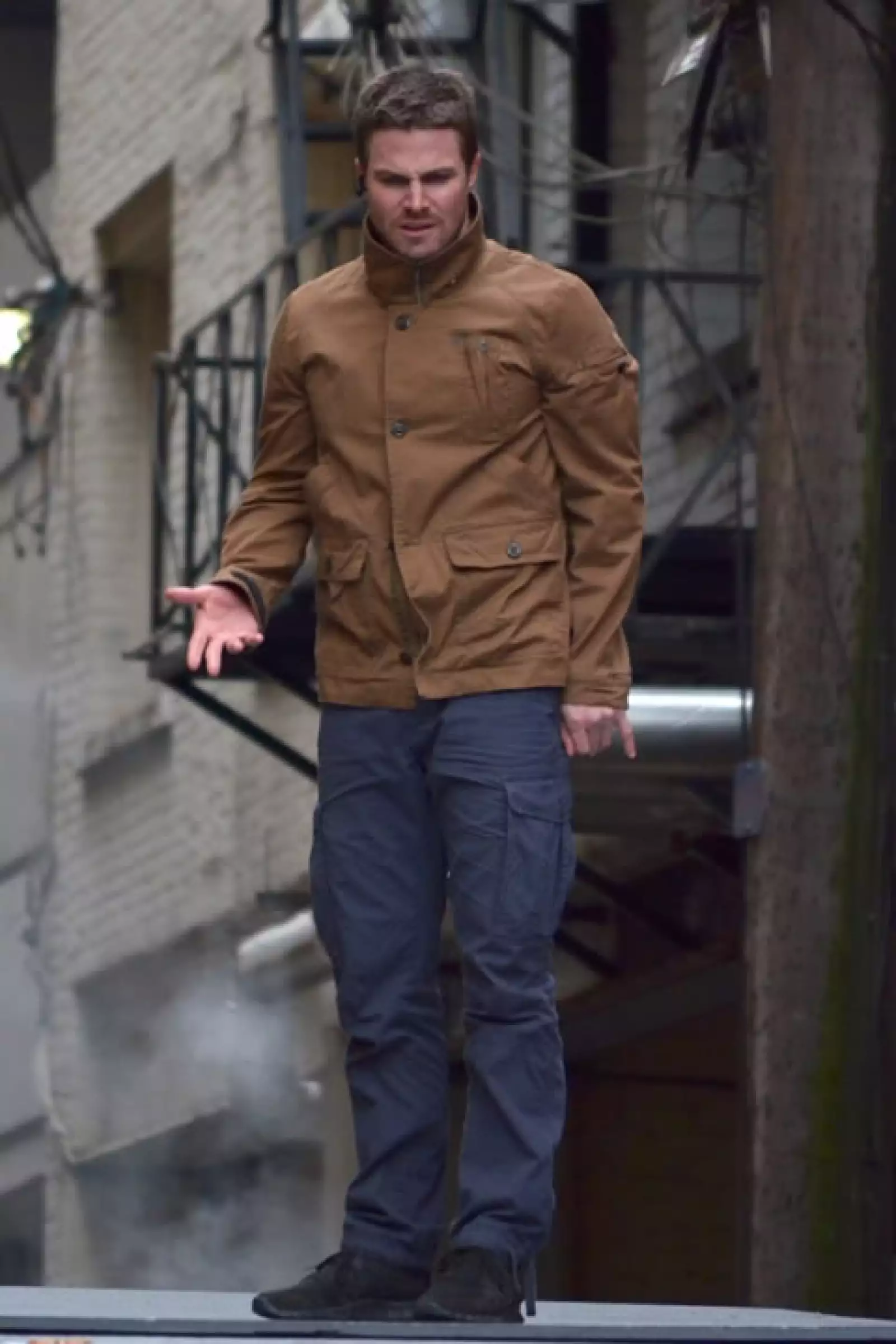 Es un actor muy ágil y es que se nota que le ecanta su personaje de Oliver Queen en `Arrow´.