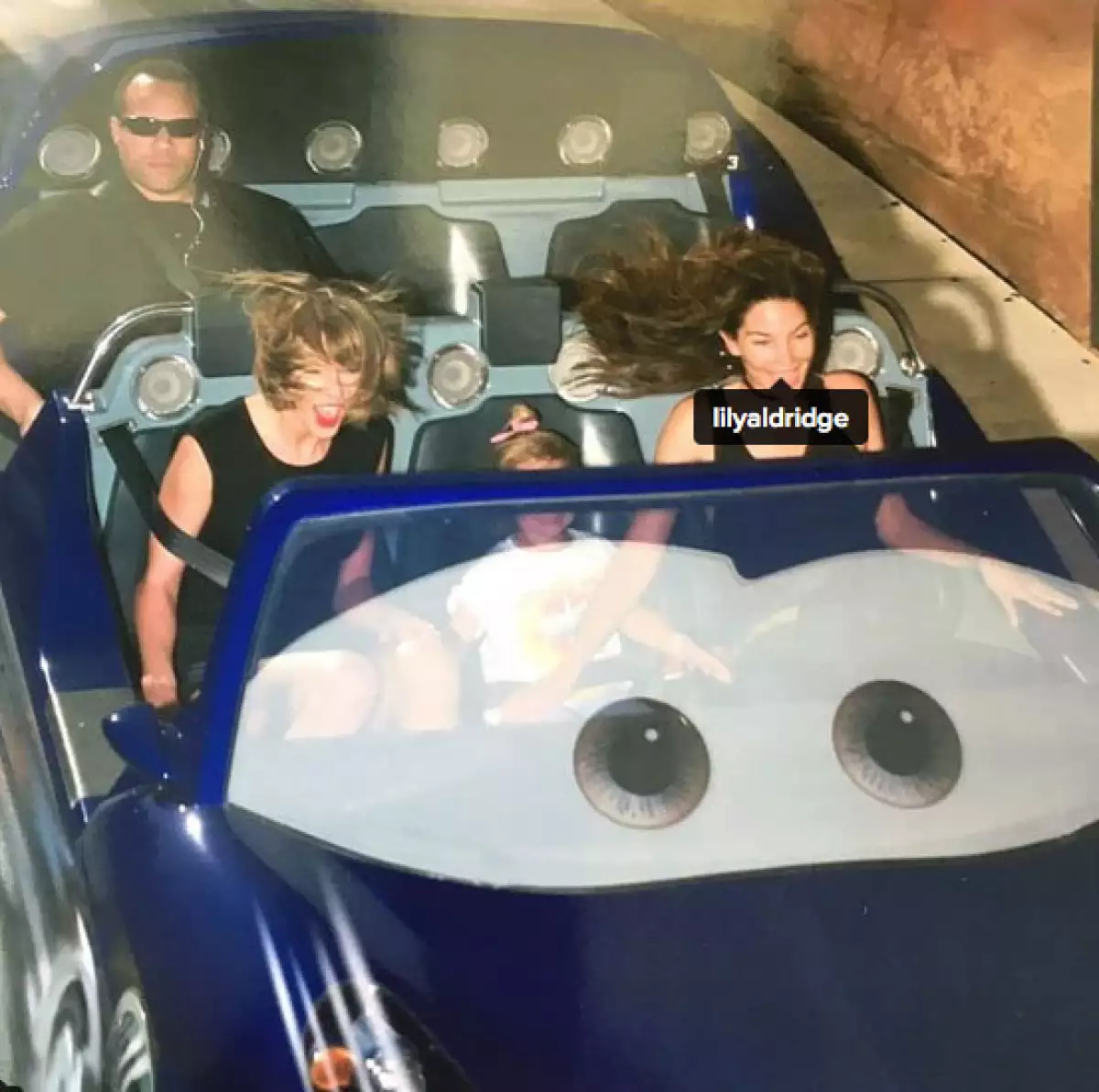 Aunque Disneyland es el lugar más feliz sobre la tierra, el guardaespaldas de la cantante no pareció disfrutar para nada la visita junto a ella y la modelo Lily Aldridge.