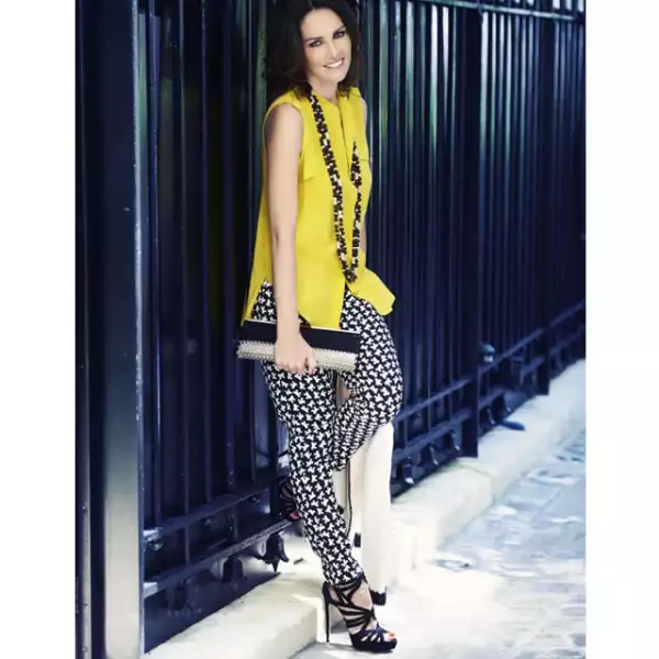 Nos encanta el contraste de colores de su look.