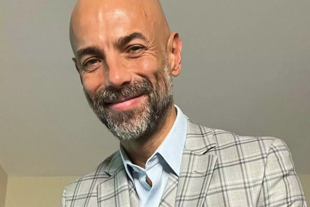 javier-poza.jpg