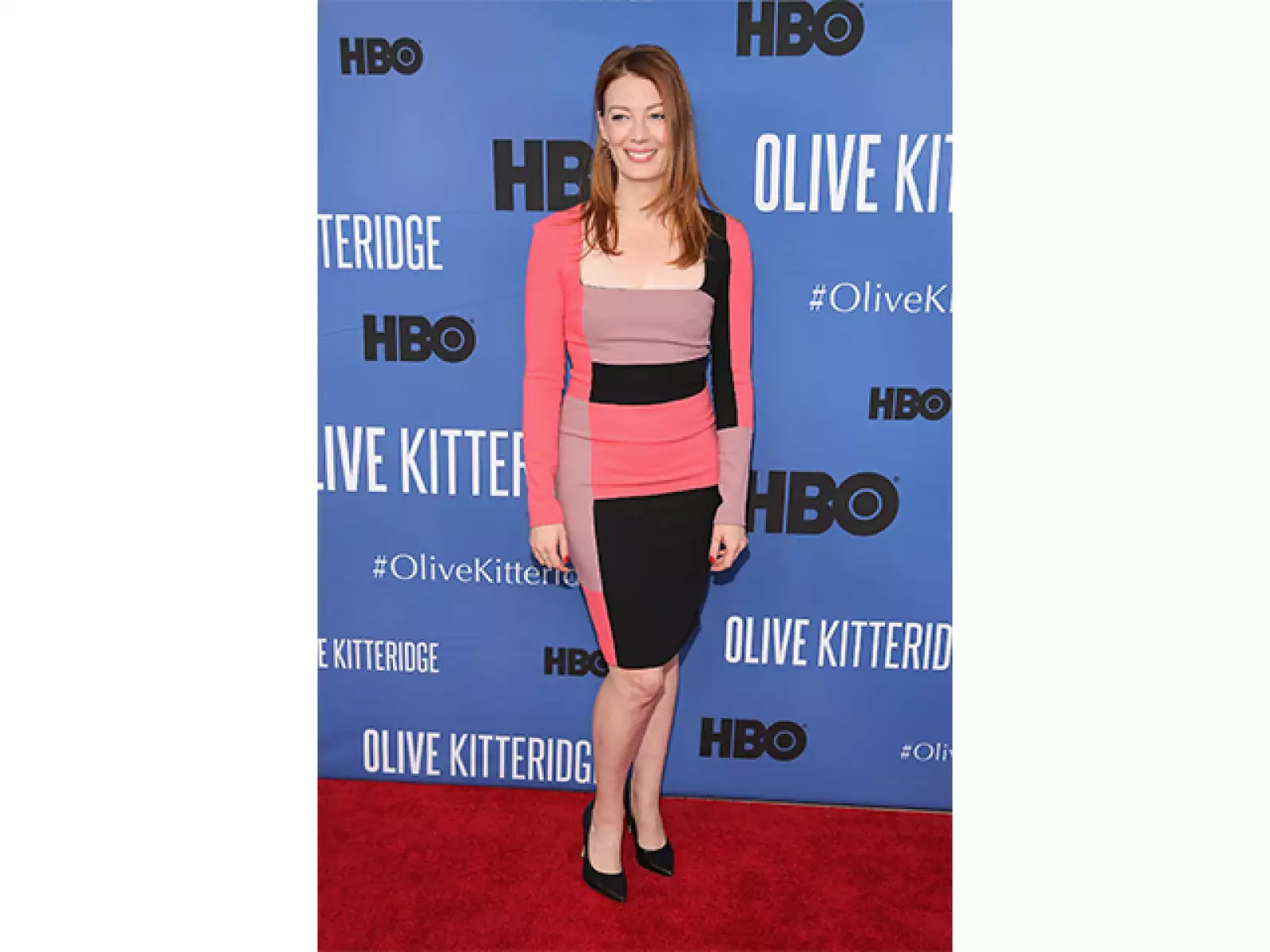 En este look esta tendencia esta en su máxima expresión, los colores en una misma gama lucen muy bien y más cuando el contraste esta en zonas estratégicas para verte mas curvy.