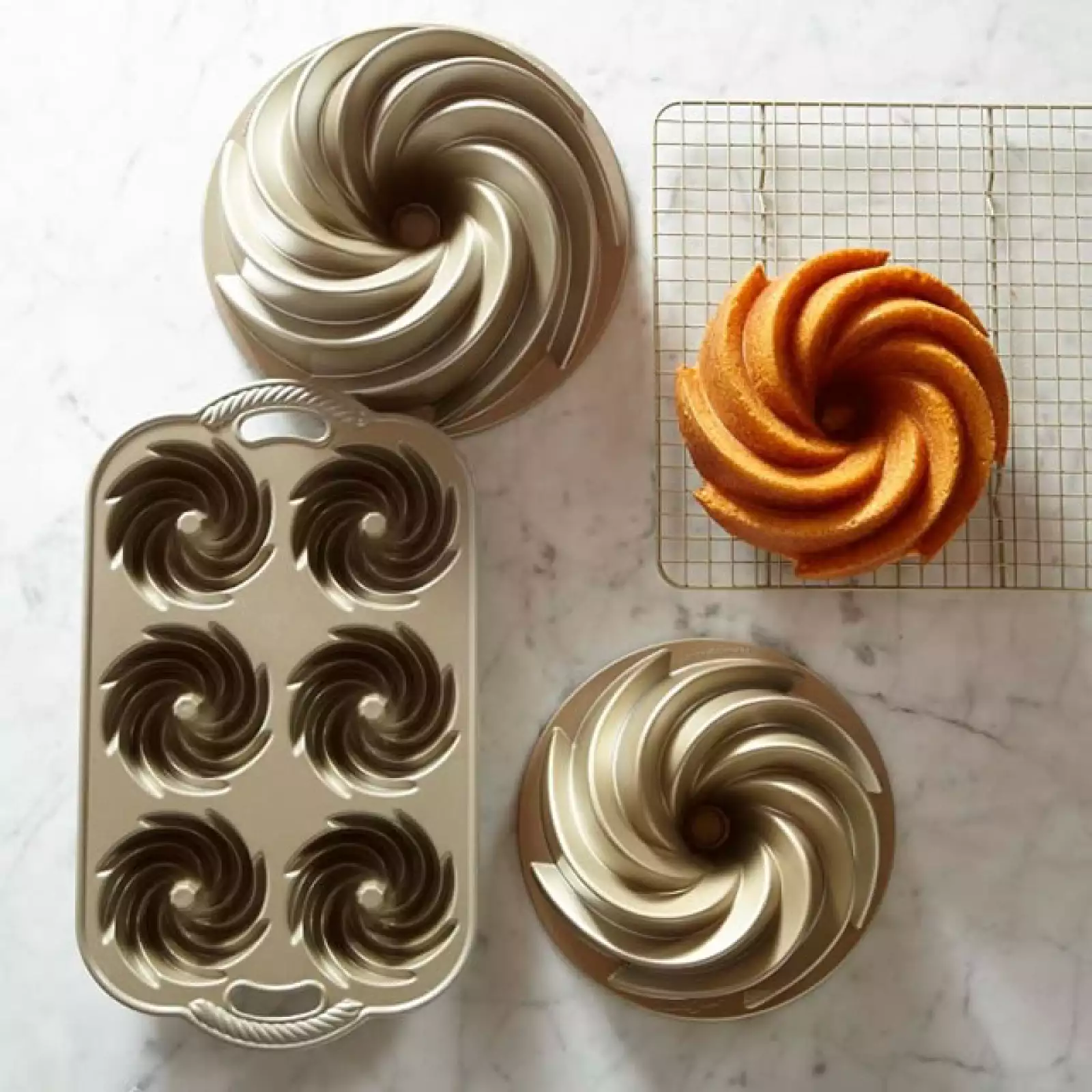 Haz que dejé boquiabiertos a todos sus invitados con este recipiente de Williams-Sonoma. Nordic Ware Heritage 3-piece Bundt Pan Set, 1,715 en Williams-Sonoma Santa Fe.