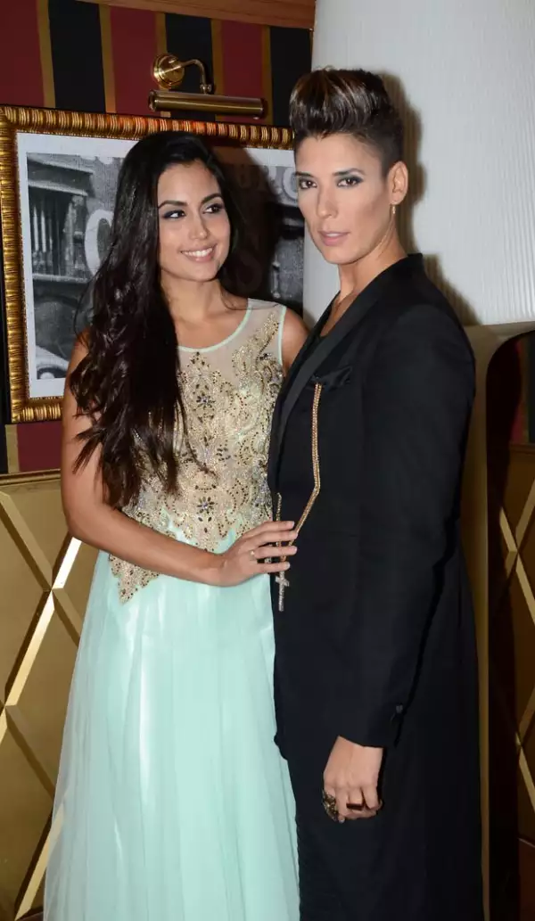 Miss España acudió a entregar su corona orgullosamente acompañada de su novia Vanessa.