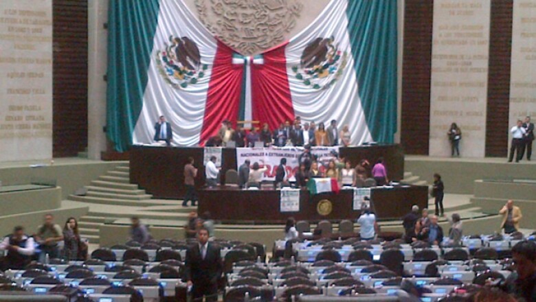 Los diputados, que anunciaron un ayuno de 24 horas en protesta, denuncian que el PRI y el PAN buscan pasar la minuta al pleno, sin que pase por comisiones.