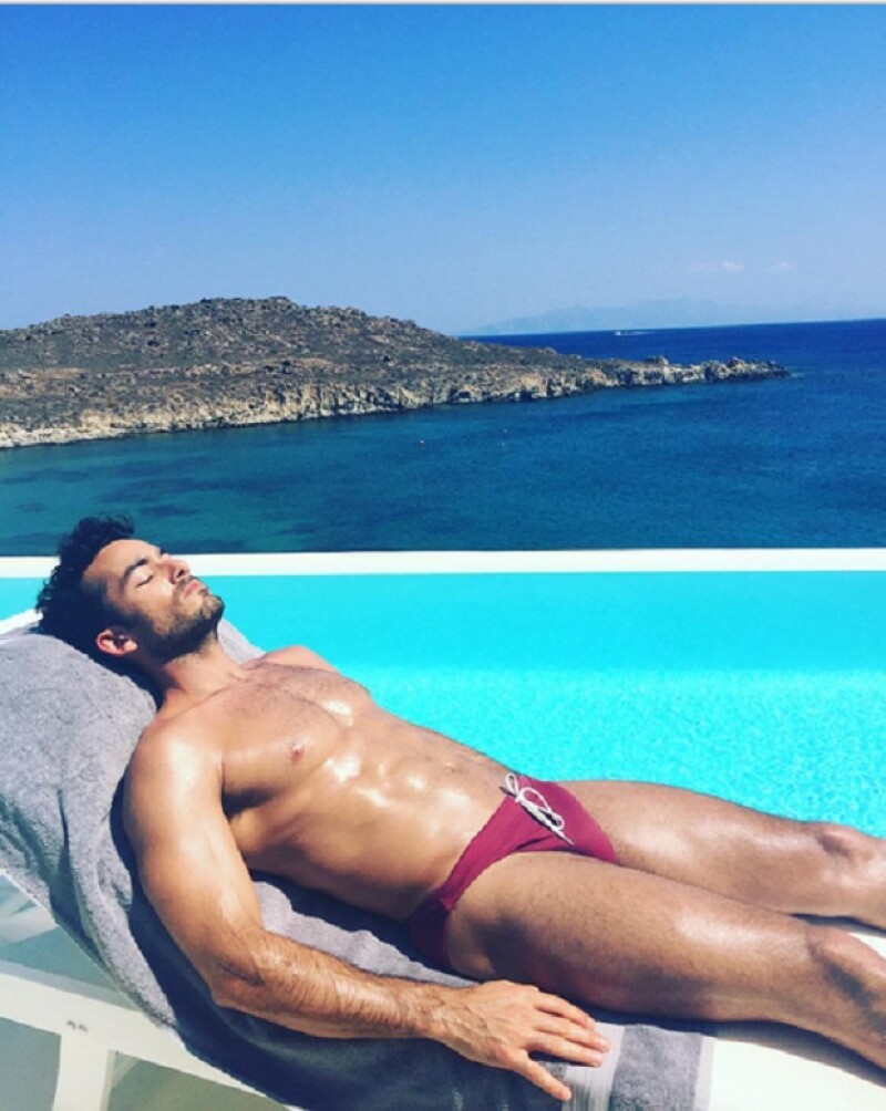 No es de sorprender que el guapísimo actor robe miradas de todas sus fans, sin embargo, ha sido su propia esposa, Lola Ponce, la que lograra captarlo en su momento más relajado y sexy.
