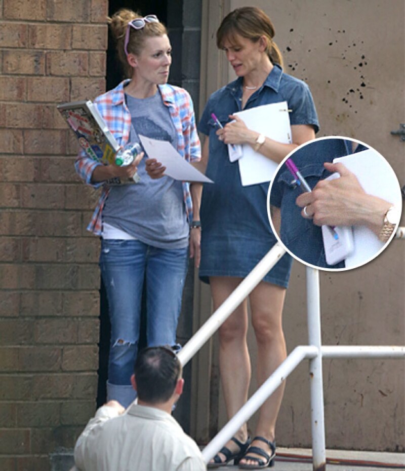 Jennifer fue vista en LA en el set de grabación de su nueva película, aún portando su anillo de bodas, a diferencia de su ex, Ben, quien a pesar de su descuidada imagen, ya no lo usa.
