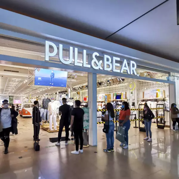 Hoy reabrieron los negocios no esenciales en los Centro Comerciales, esto a pesar de que la ciudad se encuentra en semáforo rojo, en algunas tiendas de ropa se observaron filas para acceder.