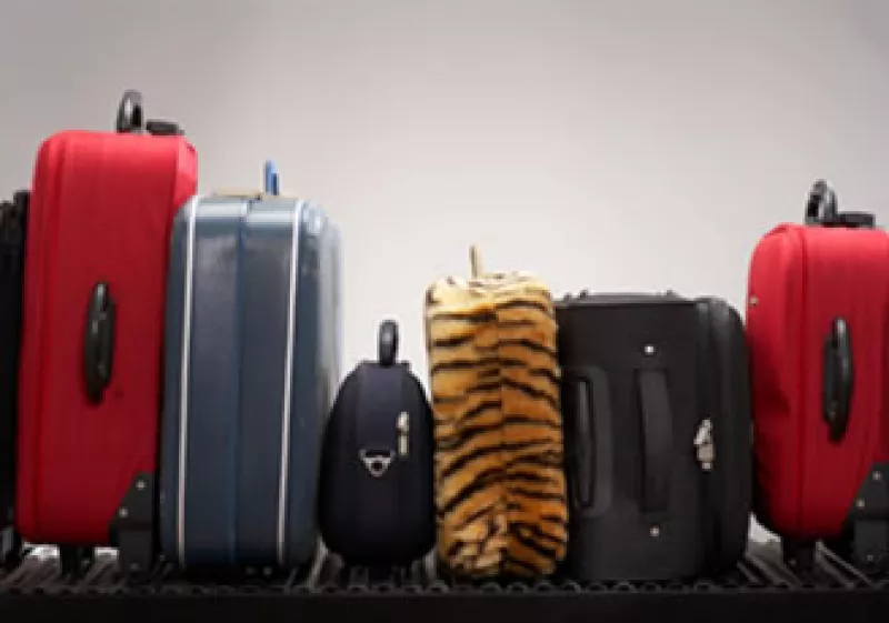 También debes tomar en cuenta que ciertas aerolíneas te cobran por maleta extra que registres en el mostrador. (Foto: Jupiter Images)