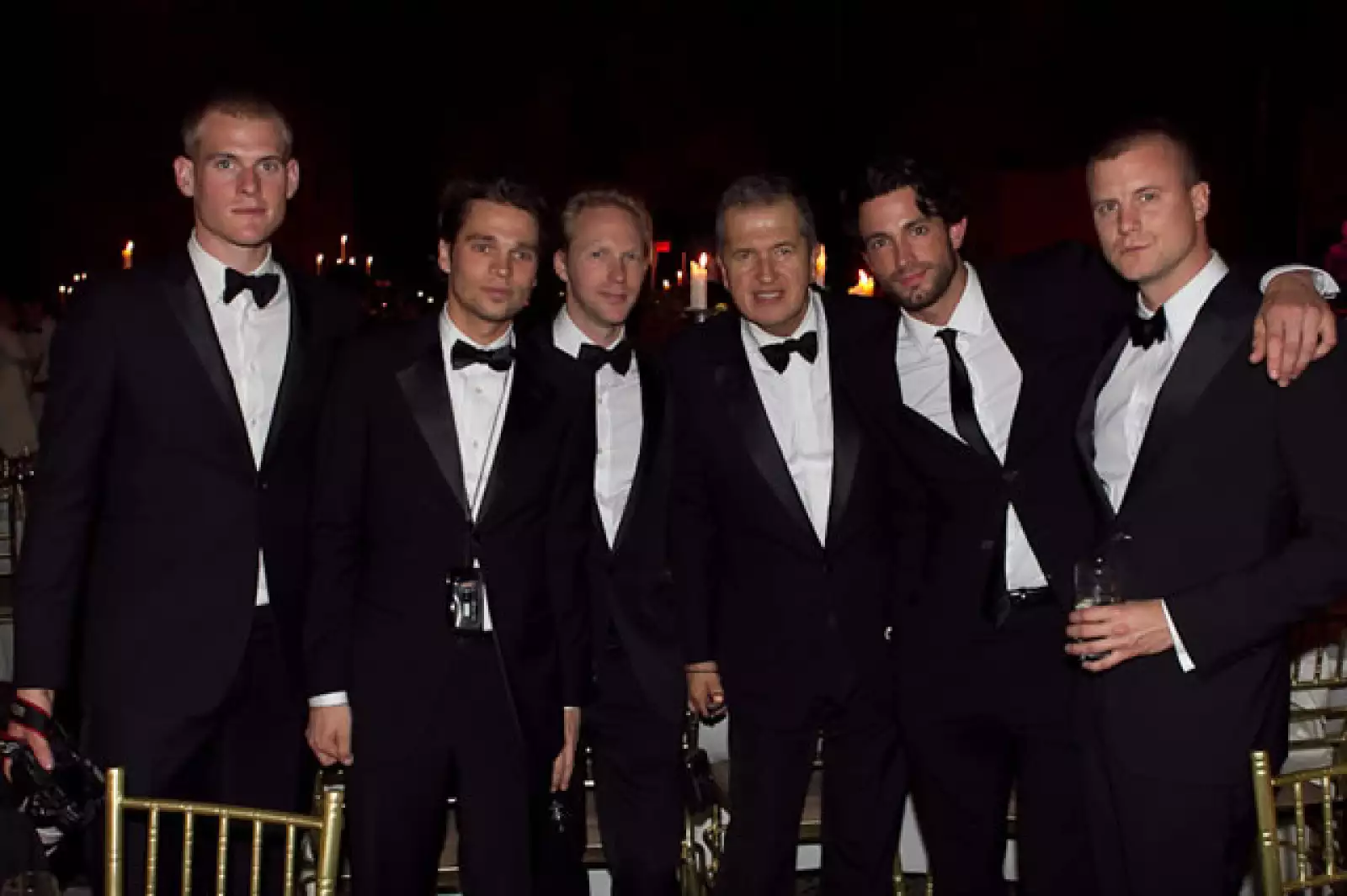 Mario Testino acompañado por sus amigos.