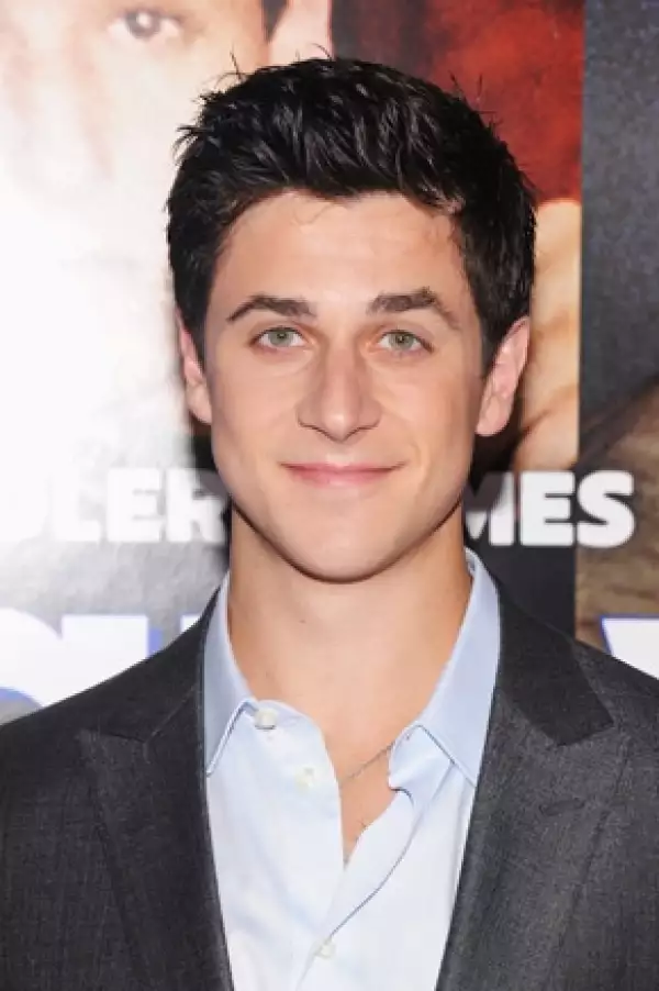 Él es David Henrie, ex compañero de Selena en la serie "Wizards of Waverly Place".