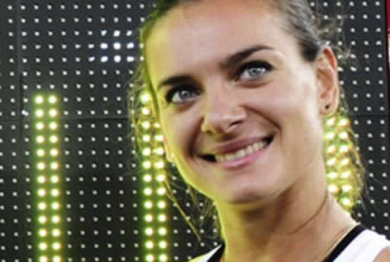 La rusa Yelena Isinbayeba ha sido la única mujer que ha logrado superar 5 metros de altura en salto. (Foto: AP)