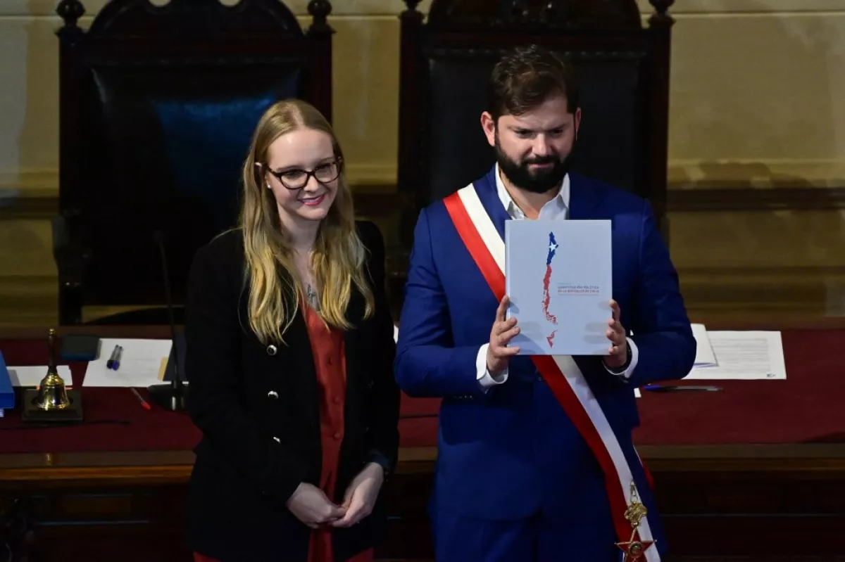 El presidente de Chile, Gabriel Boric (R), recibe el texto de la nueva Constitución propuesta de la presidenta del Consejo Constitucional, Beatriz Hevia, durante la ceremonia de clausura del Proceso Constitucional en el Salón de Honor del Congreso Nacional en Santiago el 7 de noviembre de 2023.