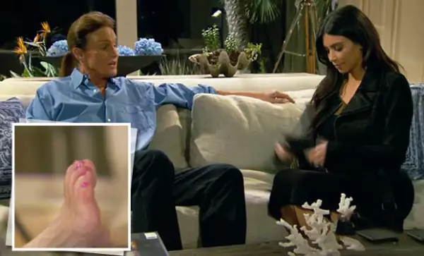 Bruce le mostró orgulloso sus unas pintadas a Kim y admite que él se las pinta solo.