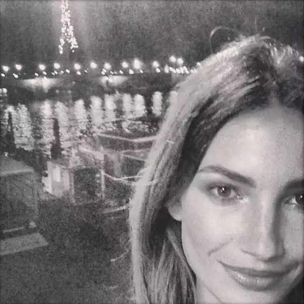 Lily Aldridge, al fondo la Torre Eiffel.