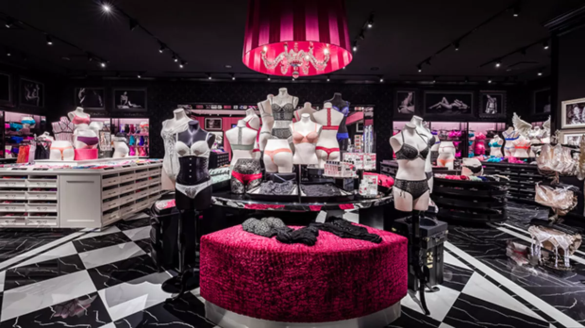 La tienda también ofrecerá probadores que crearán una experiencia íntima y glamurosa. Estos incluirán un área para sentarse con muebles personalizados, acabados aterciopelados rosas y morados y contará una sección donde se podrán probar las fragancias.