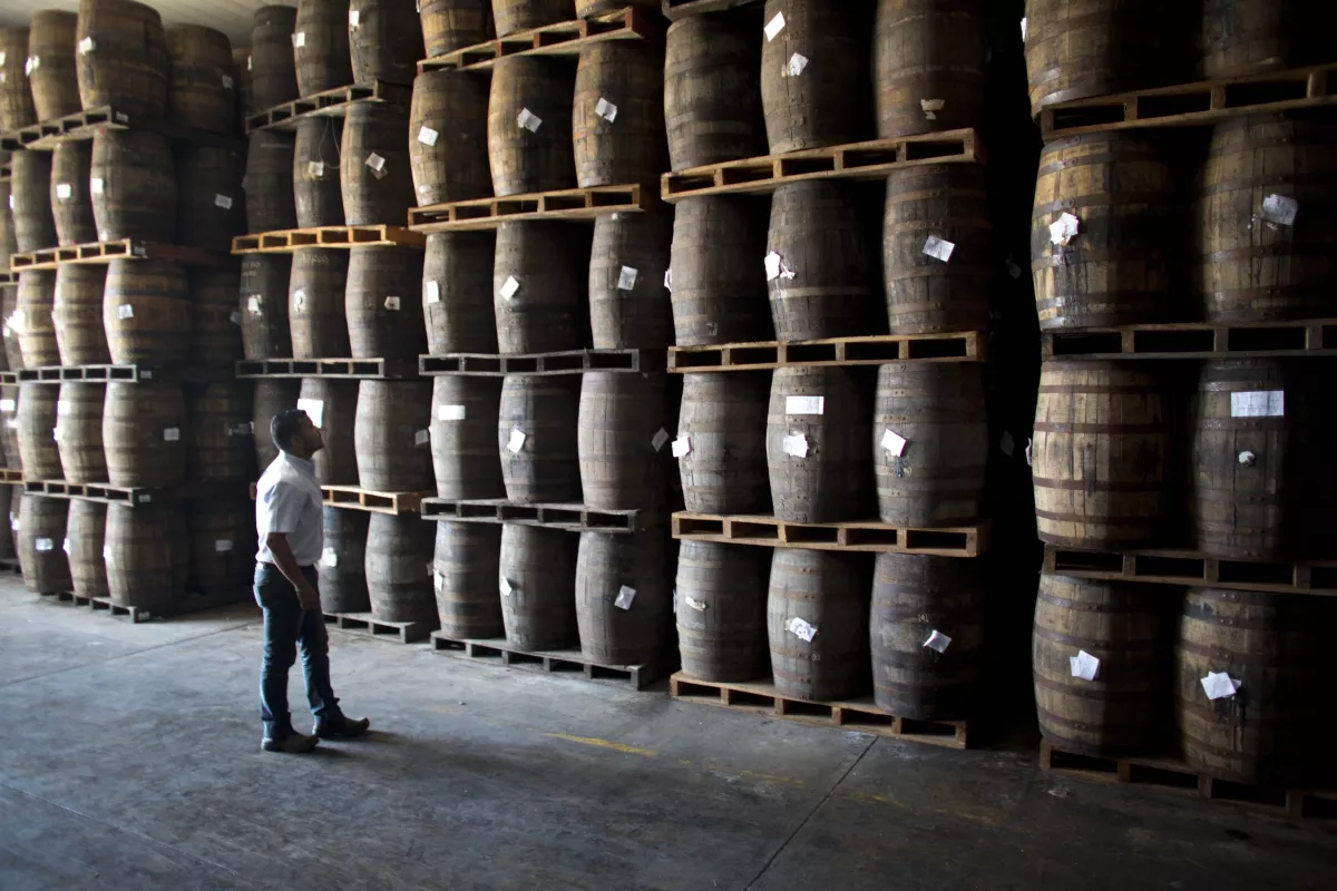 El ron, al servicio social.