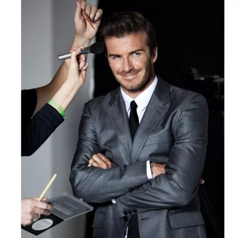 El futbolista compartió en su cuenta de Facebook un par de fotos en el backstage de la campaña de su nueva fragancia.