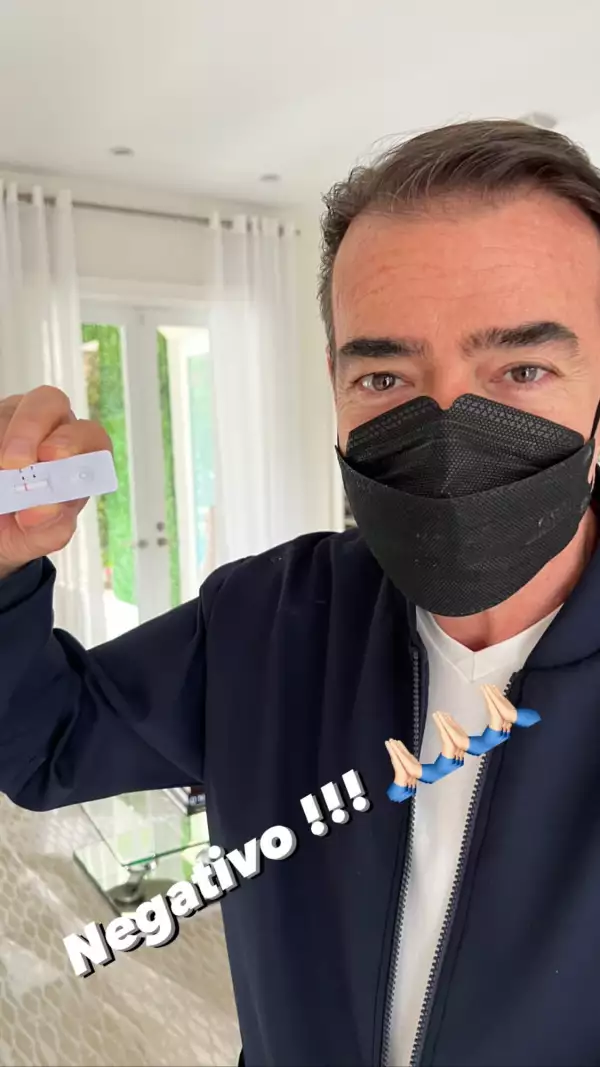 Toño Mauri presume prueba negativa de Covid-19