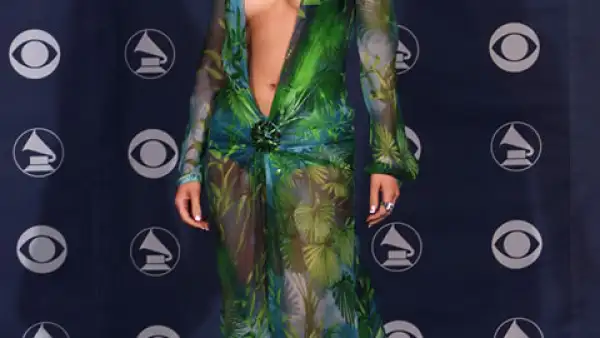 Aunque ahora es más común ver vestidos que enseñan mucha piel, hace 13 años, durante la entrega de premios Grammy del 2000, Jennifer Lopez hizo que muchas cejas se levantaran con este escotadísimo Versace.