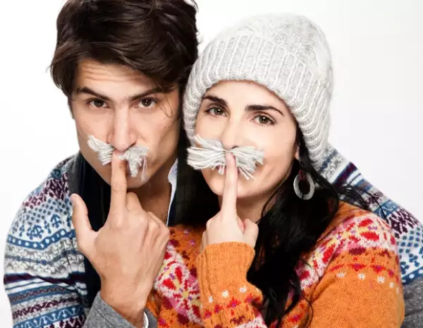 Alex Sirvent y Ximena Herrera se bañan con nieve en la Navidad de Quién.com