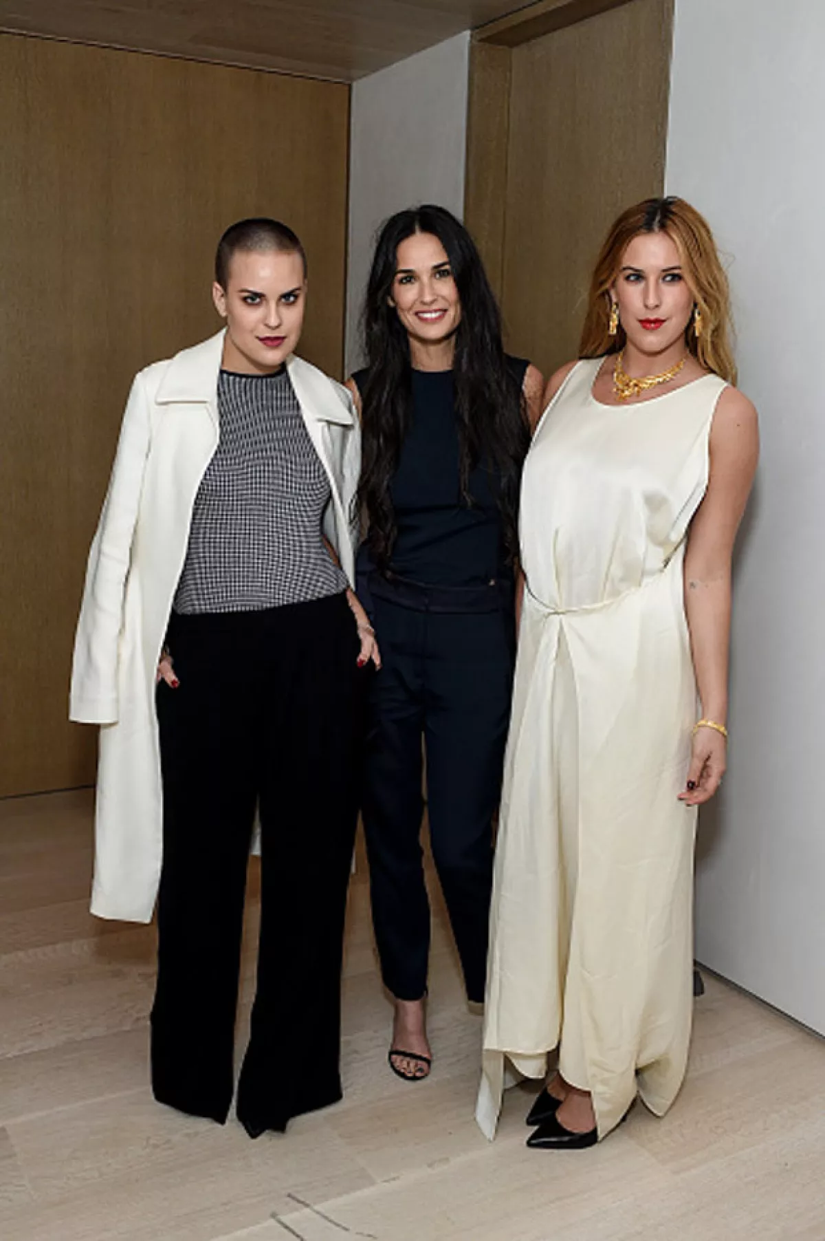 Así luce Tallulah Willis rapada. En la imagen aparece junto a su madre Demi y su hermana Rumer.