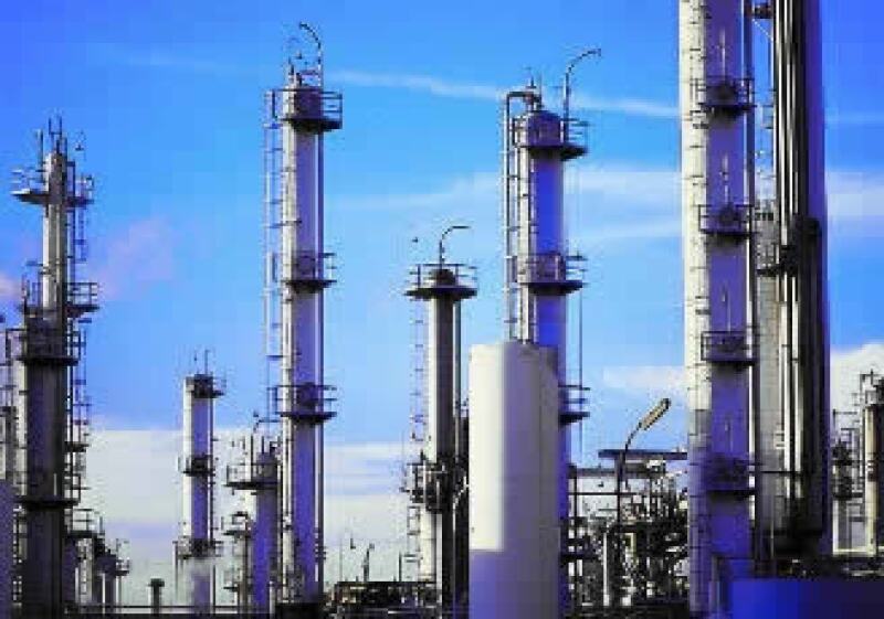 El accidente en la instalación provocará una reducción en la capacidad de refinación de Pemex. (Foto: Jupiter Images)