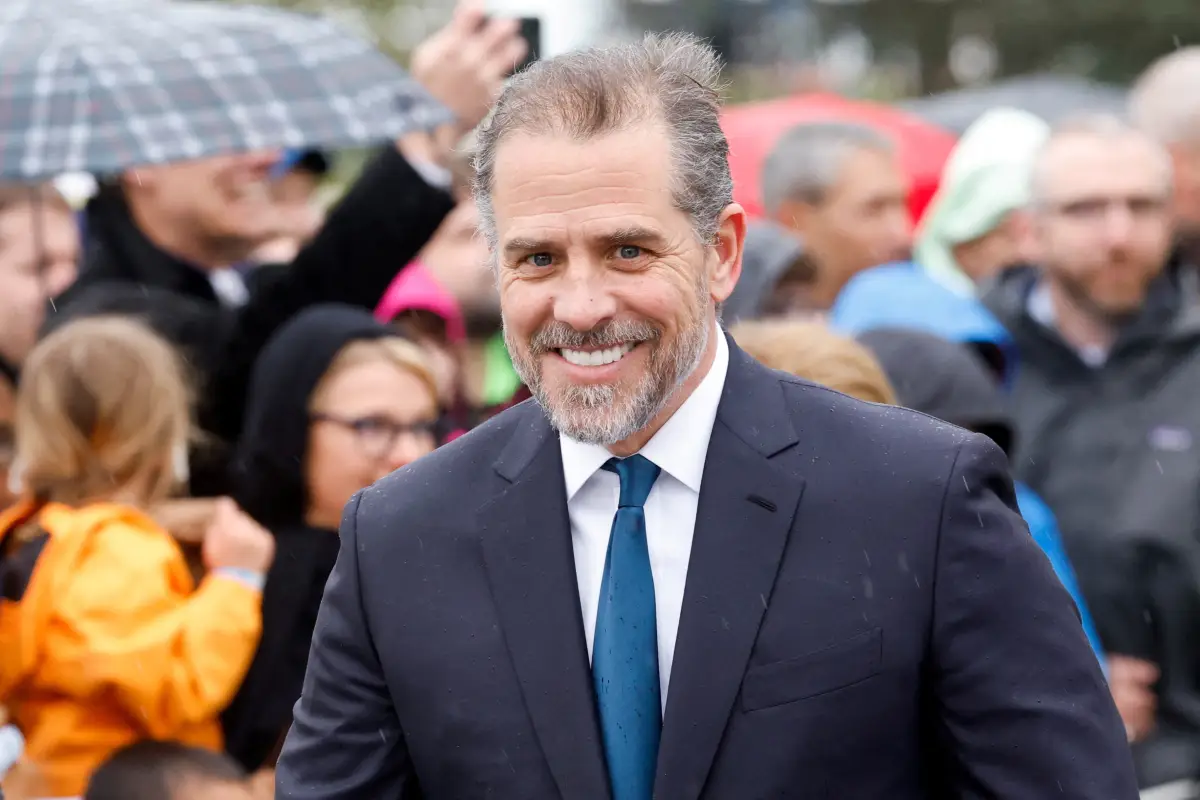 Hunter Biden mira durante el rollo anual de huevos de Pascua en el jardín sur de la Casa Blanca en Washington, EE. UU., el 18 de abril de 2022.