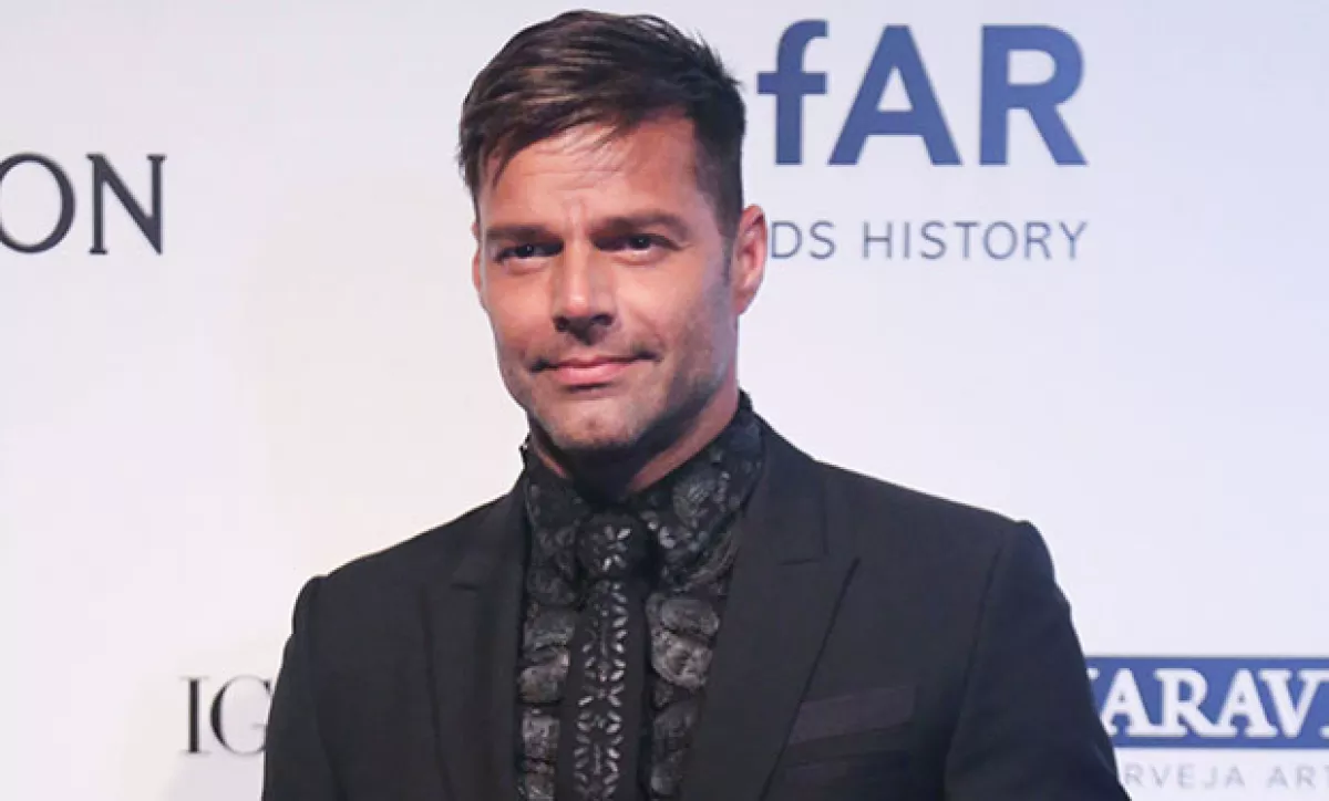 El cantante se hizo presente en la gala amfAR en Brasil.