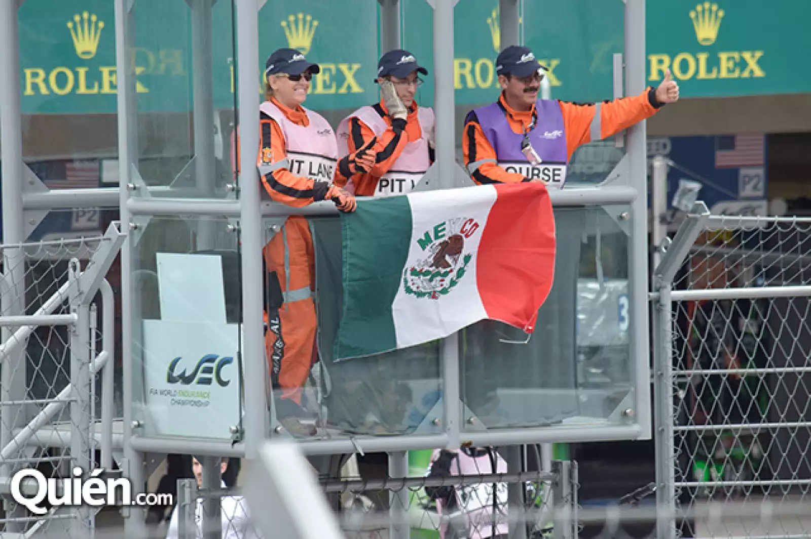 Jueces con la bandera de México