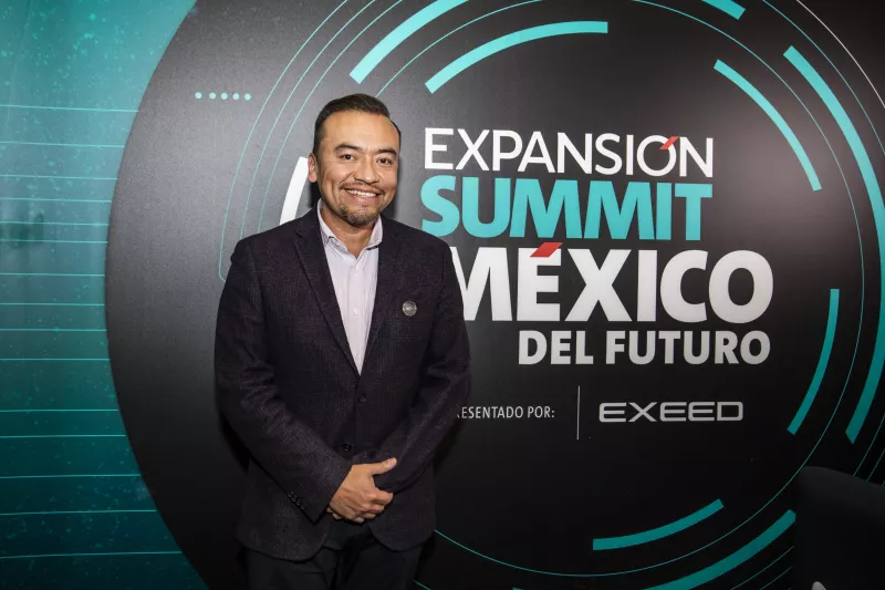 Hombre sentado en un sillón, Javier Sosa presidente de PPG Comex durante Expansión Summit 2024