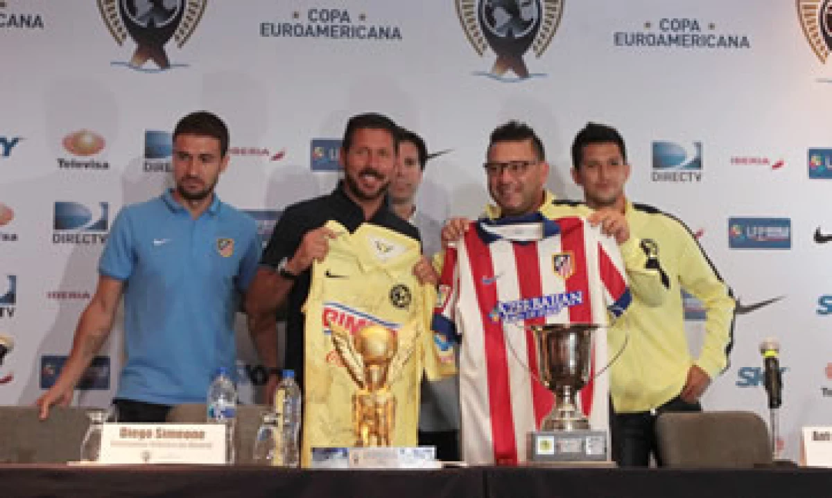 Los dos equipos son dirigidos por argentinos: Simeone –izq- al Atlético, y Mohamed –der- al América. (Foto: Notimex)