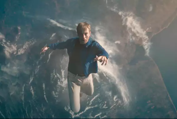 Foto de Joseph Quinn como Antorcha Humana cayendo desde el espacio hacia la Tierra.