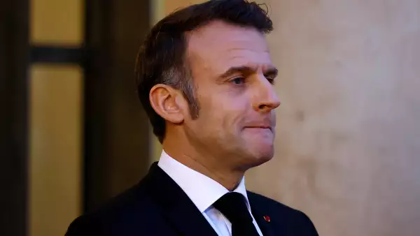 El presidente francés Emmanuel Macron espera la llegada del presidente electo de los Estados Unidos, Donald Trump (no visto) para una reunión en el Palacio del Elíseo en París como parte de las ceremonias para conmemorar la reapertura de la Catedral de Notre-Dame de París, cinco años y medio después de que un incendio devastara la obra maestra gótica, en París, Francia, el 7 de diciembre de 2024.