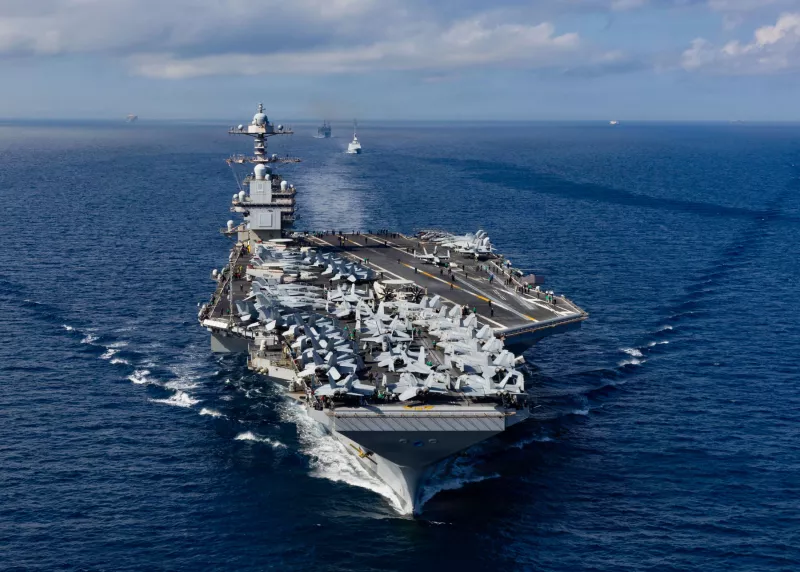 De adelante hacia atrás, el portaaviones más grande del mundo, el USS Gerald R. Ford (CVN 78), la fragata multipropósito FREMM de la Real Marina Marroquí Mohammed VI (701) y el buque de combate de apoyo rápido del Comando Militar de Transporte Marítimo USNS Supply (T-AOE 6), vapor en formación mientras transita por el Estrecho de Gibraltar, octubre. 1, 2025 (Imagen principal del artículo web "La ofensiva marítima de EU contra el narcotráfico es la más grande en más de 35 años"). 