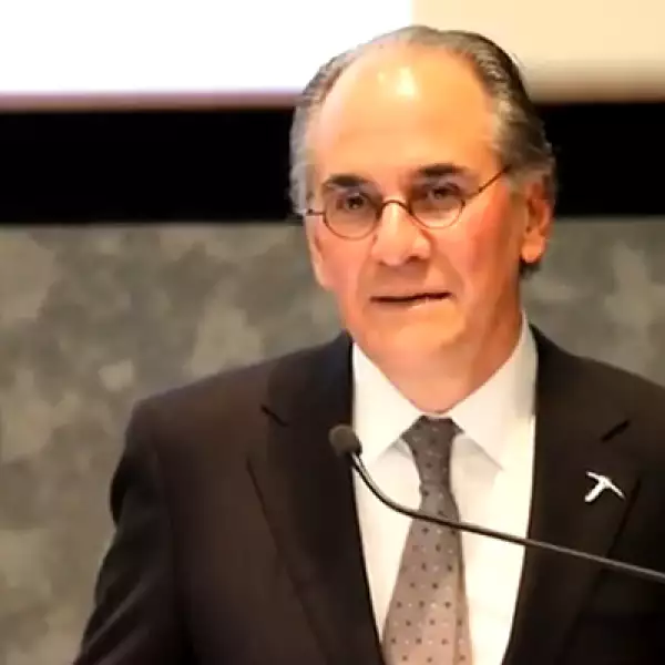 Fue secretario de Comercio y Fomento industrial de México de 1994 a 2000.