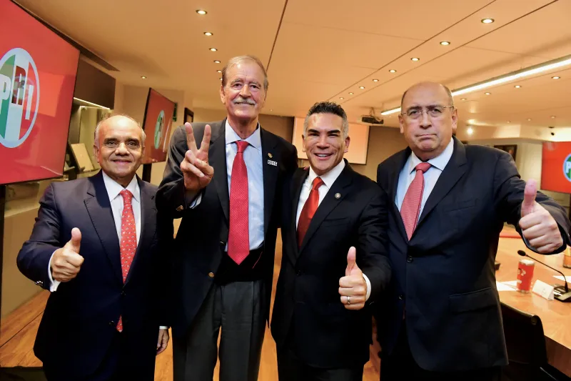 Manuel Añorve, coordinador de los senadores del PRI; Vicente Fox, expresidente de México emanado del PAN; Alejandro Moreno, líder nacional del PRI, y Rubén Moreira, diputado federal del PRI, posan juntos en la sede nacional del PRI.