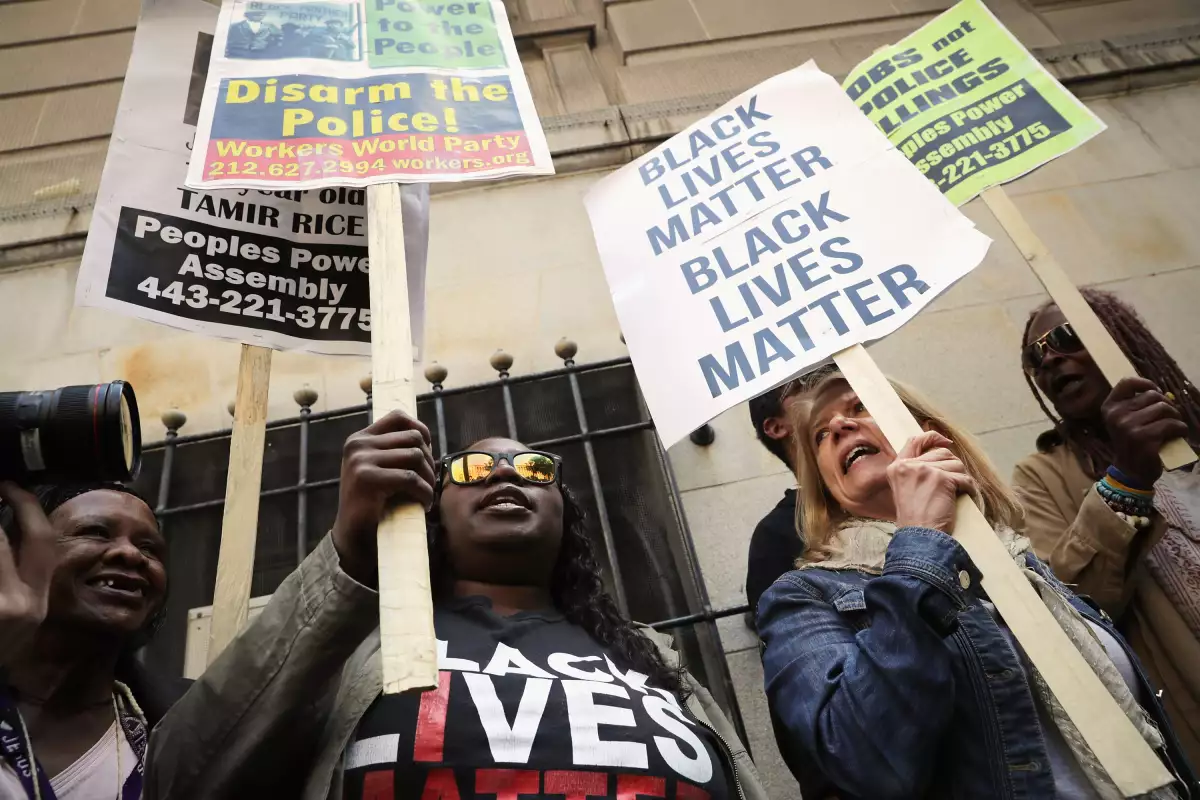 Al menos una docena de personas se pronunciaron contra el veredicto judicial en la ciudad, a un año de la muerte del joven afroamericano.