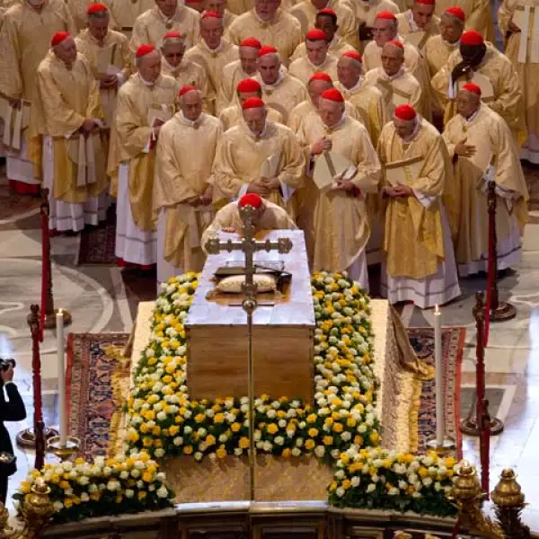 El féretro con el cuerpo del Papa viajero fue venerado por todos los católicos.