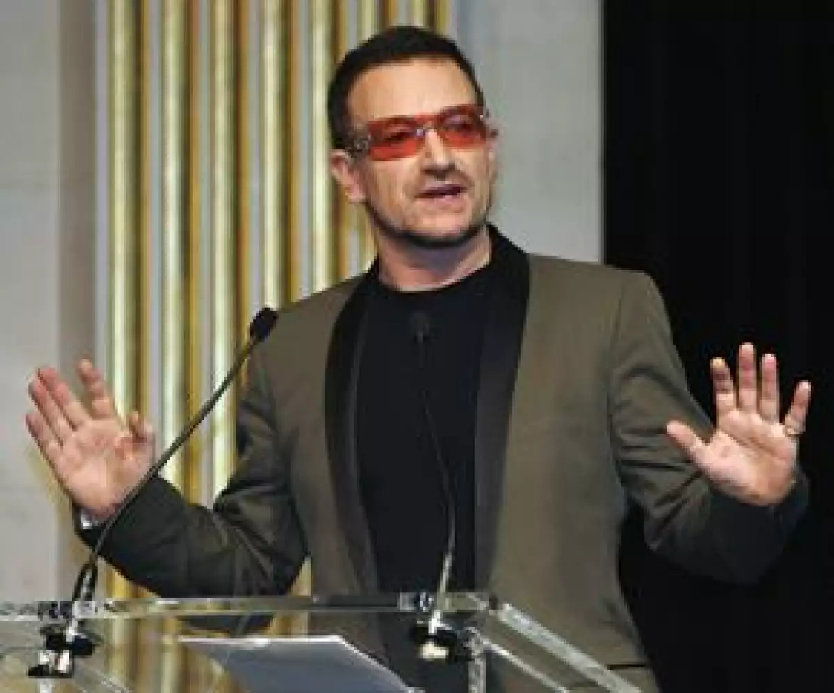 El líder de U2 habló sobre el cantante estadounidense en la primer columna que escribe para el periódico The New York Times.