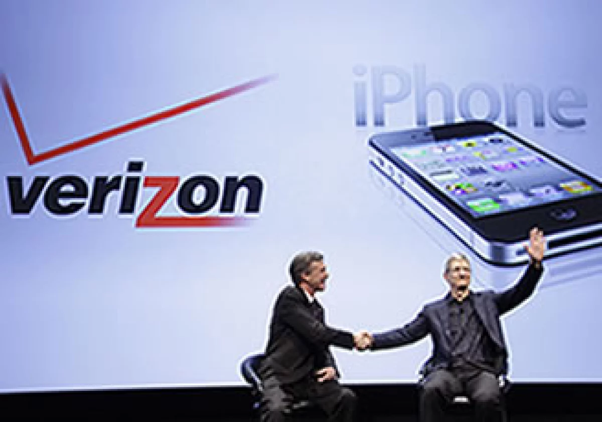 El iPhone de Verizon fue presentado por el director de operaciones de Apple, Tim Cook, y su homólogo en la telefónica, Lowell McAdam. (Foto: AP)