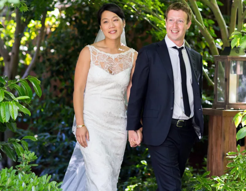 El fundador y presidente de Facebook elevó el sábado su estatus a "casado" con su novia Priscilla Chan; la ceremonia fue en casa del novio.