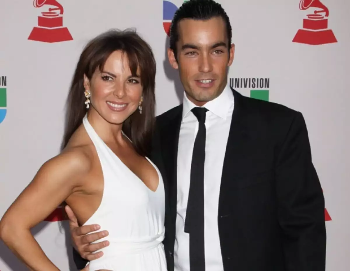 La pareja no ha dado ninguna declaración sobre si hay divorcio o no, sin embargo personajes a su alrededor han creado una tela de misterio sobre lo que pasa en la intimidad de los actores.