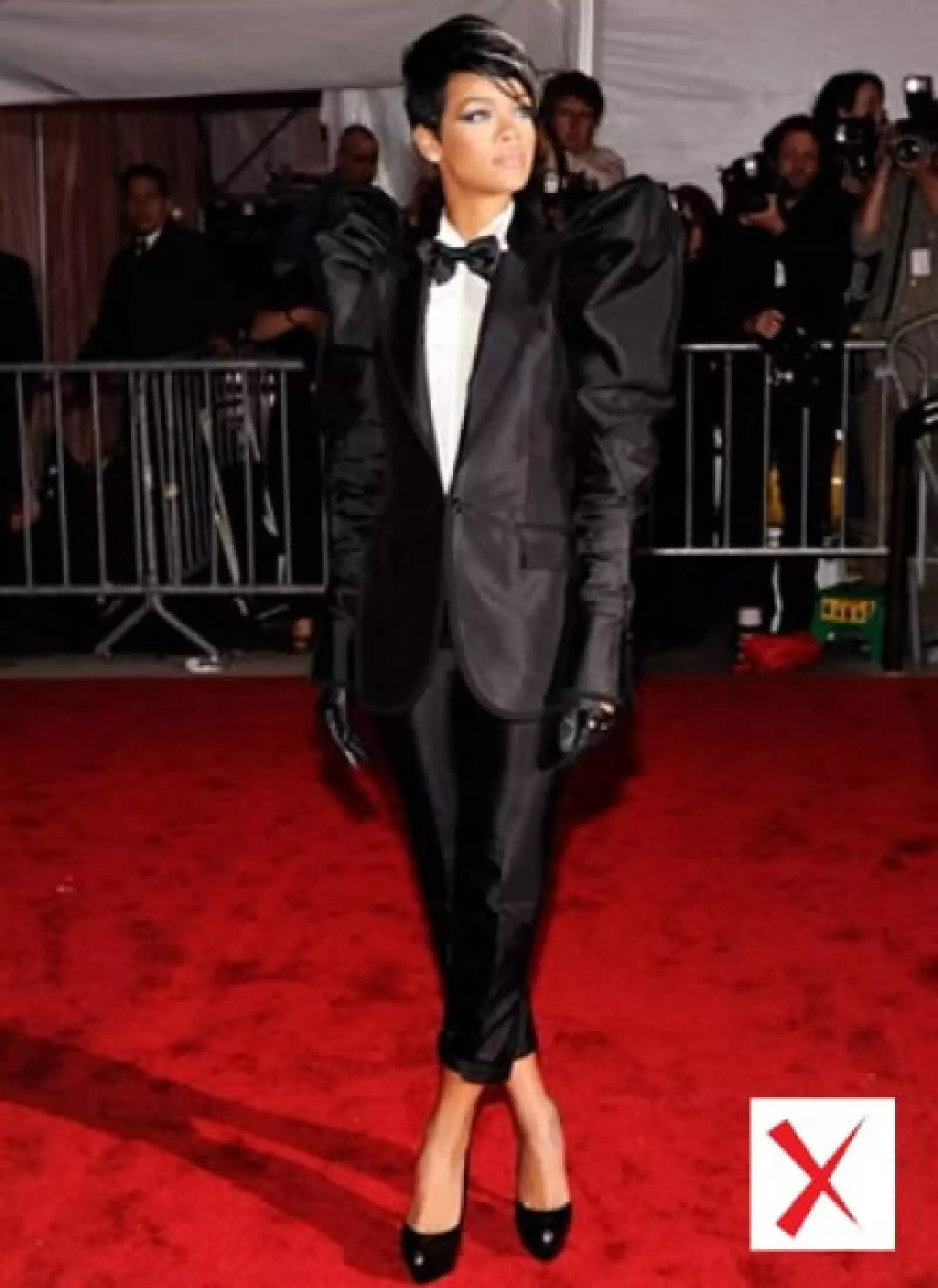 Rihanna se fue a los extremos y eligió este atuendo tipo smoking que no le favoreció en lo más mínimo. Es cierto que las hombreras están de vuelta, pero ésta no es la forma ni el evento para experimentar.