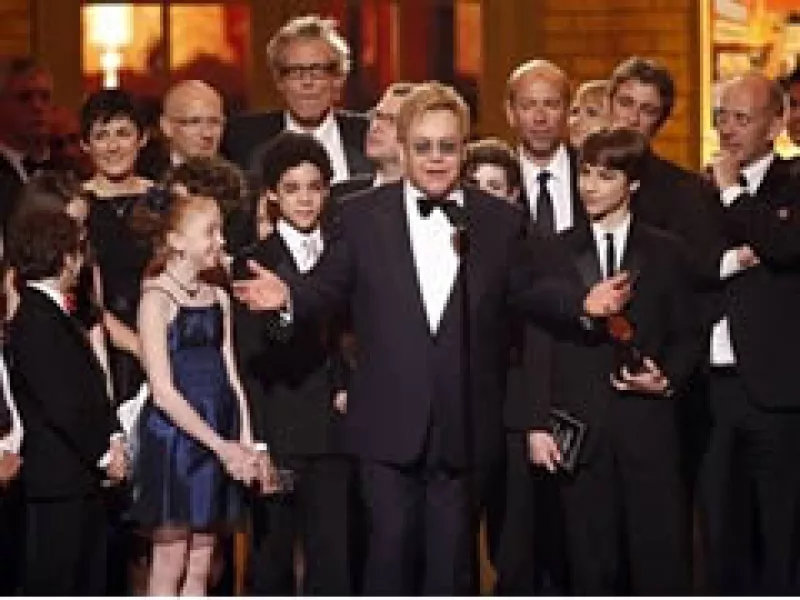 Elton John recibe el galardón por mejor musical en la entrega de los Premios Tony.  (Foto: AP)