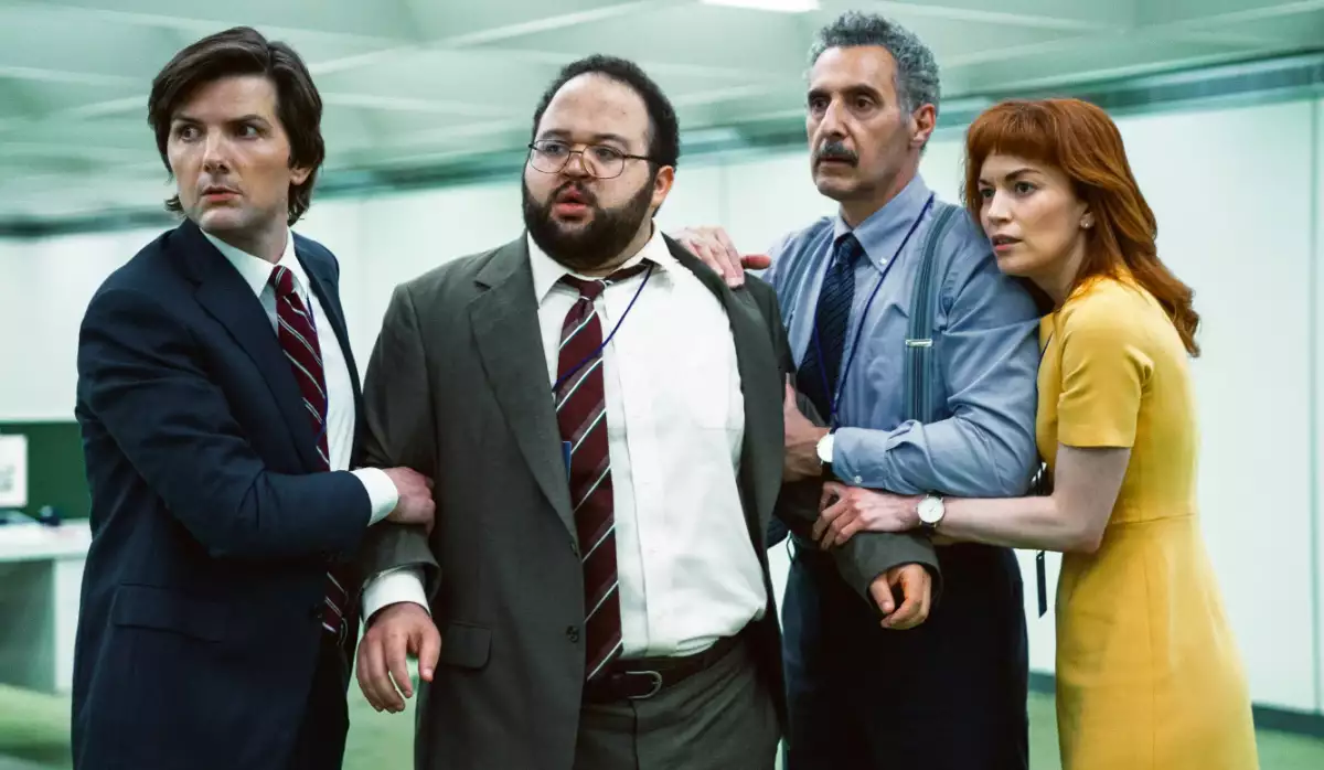 Foto del elenco de Severance, de izquierda a derecha: Adam Scott, Zach Cherry, John Turturro y Britt Lower.