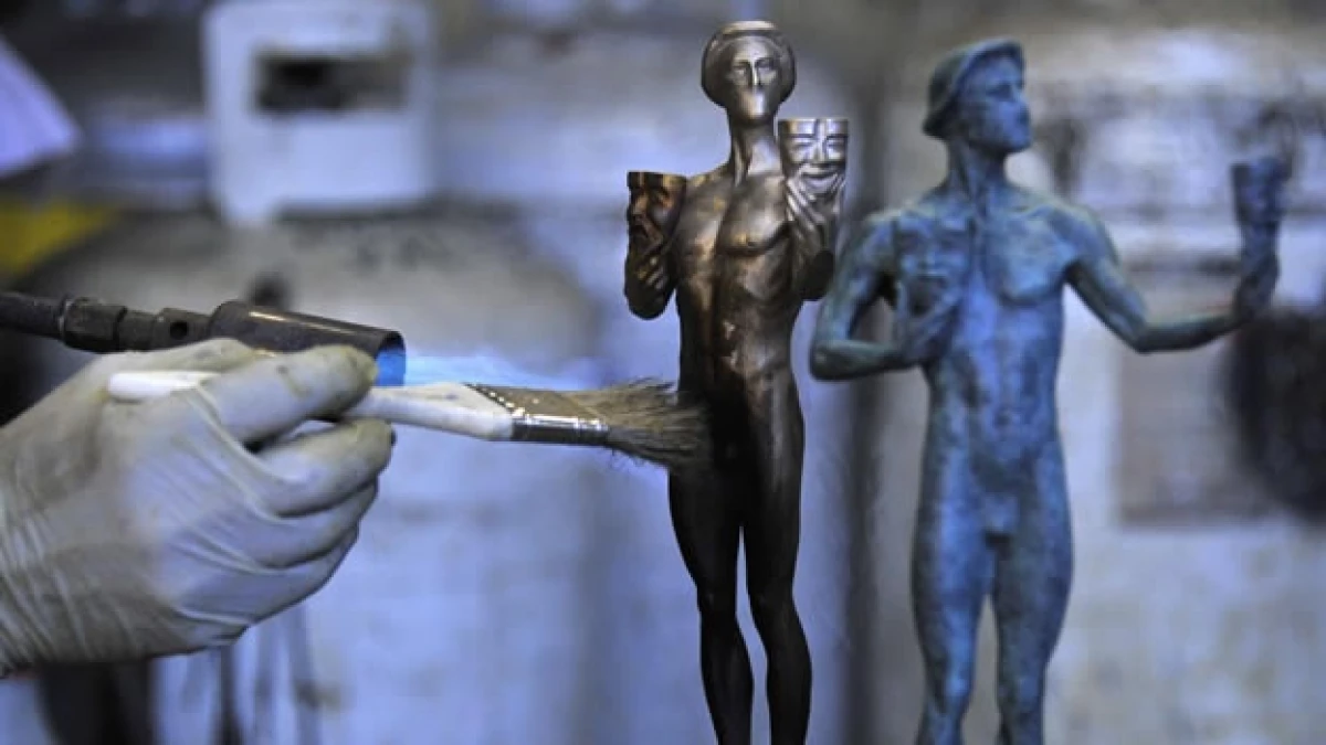 artista Enrique Guerrero aplica patina a los premios